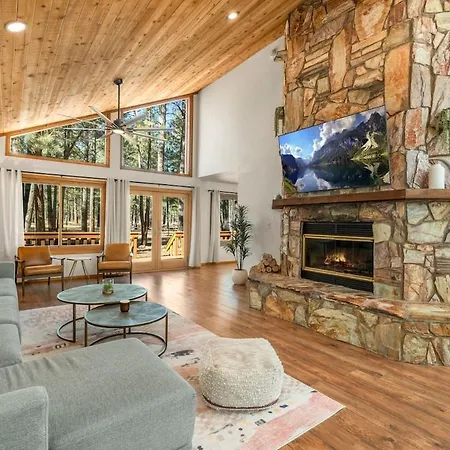 Pinewood Lodge - Backs To Forest - Near Downtown!